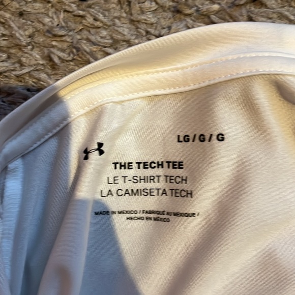 Dry fit under armour t-shirt - Picture 3 of 3